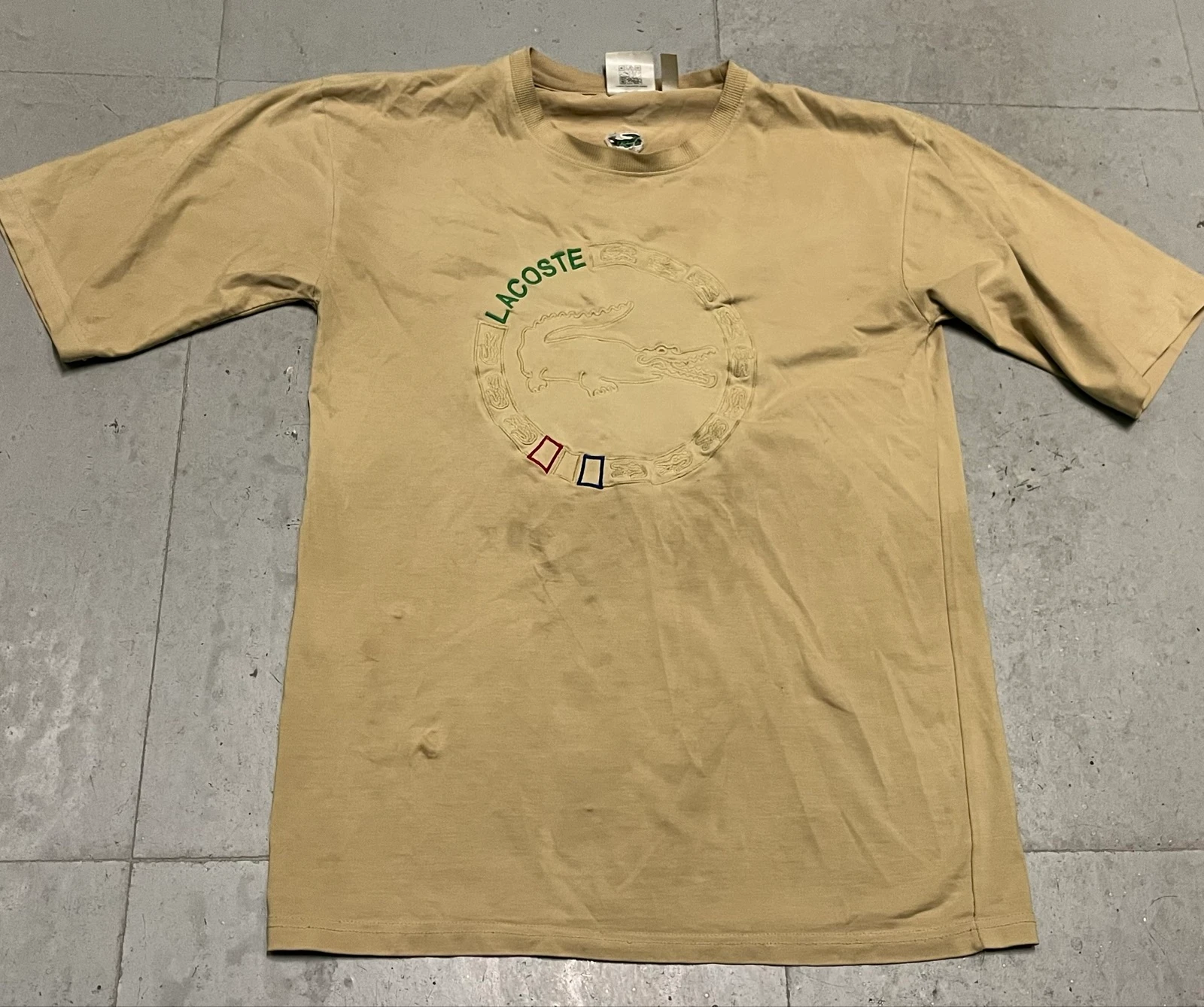 Camiseta con bordados Lacoste